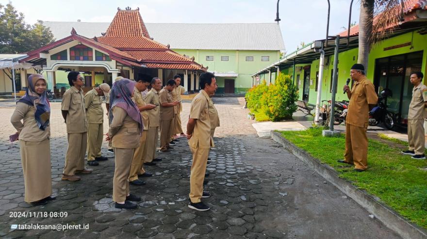 Apel Rutin Senin Pagi : Lurah sampaikan pentingnya SOP dalam Penyelenggaraan Pemerintahan